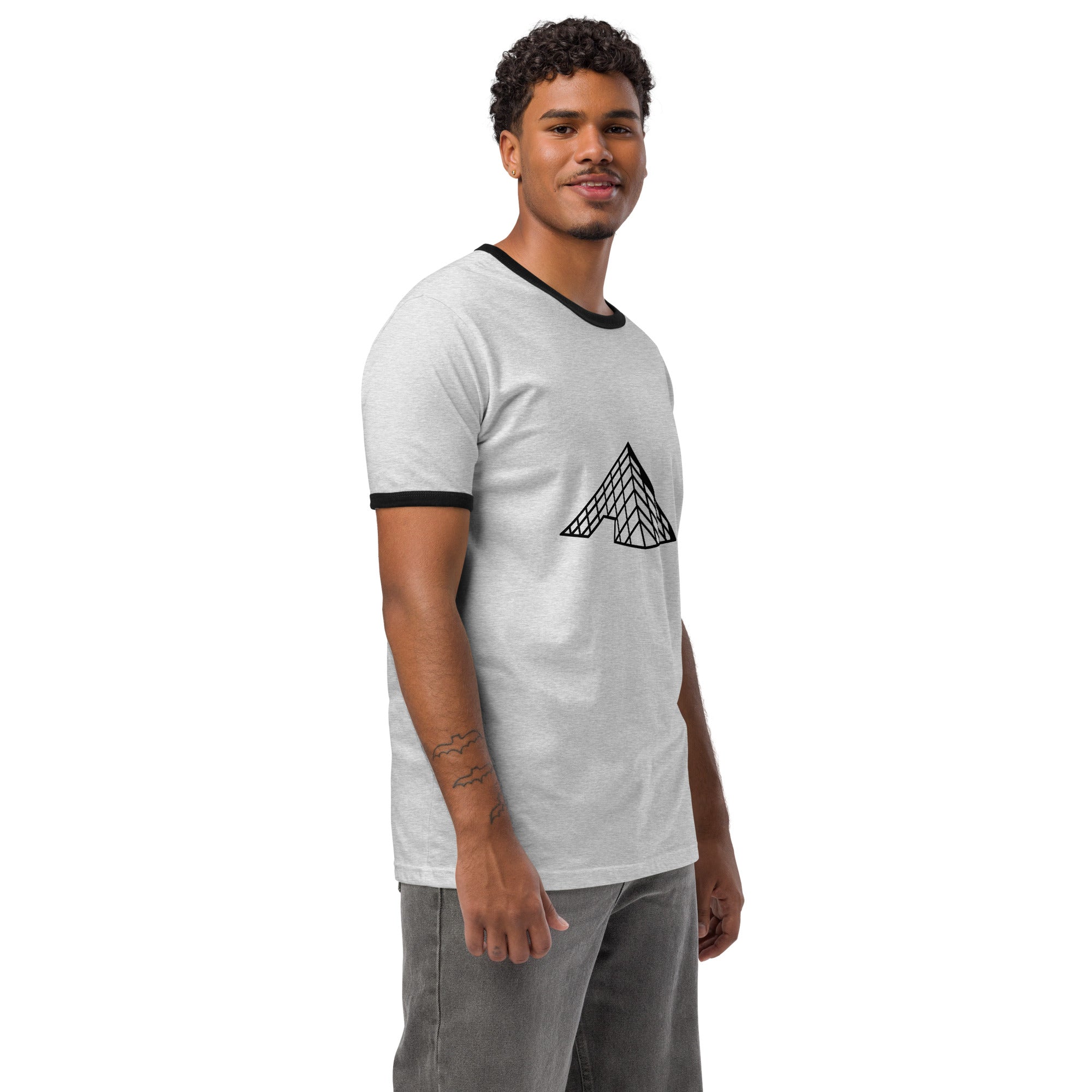 tsgabrielle® • Masculino • Paris - Pirâmide do Louvre • Camiseta Ringer
